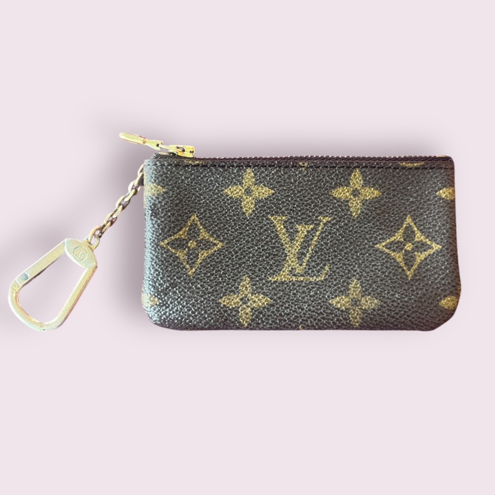 LOUIS VUITTON key pouch with ring and chain. EUC